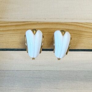 Pretty Vintage White Plastic Graduated Clip On Earrings
